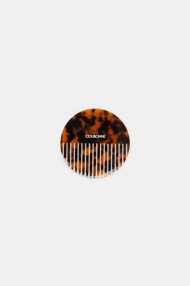 Billo 미러 브러쉬 참은 미니멀, 클래식, 캐주얼 스타일을 즐기는 분들을 위한 가방 참입니다. 부드러운 스웨이드와 합성가죽 소재를 사용하여 은은한 광택과 유려한 곡선 라인이 돋보이며, 브라운과 블랙 두 가지 컬러로 출시되었습니다. 원형 디자인에 거울과 브러쉬가 내장되어 실용성을 더했으며, 긴 끈이 포함되어 있어 데이트룩, 쇼핑룩 등 다양한 TPO에 활용하기 좋습니다. 일반 레더 소재보다 가볍고, 물이나 오염물 침투를 방지하여 여름철에도 쾌적하게 착용할 수 있습니다.
