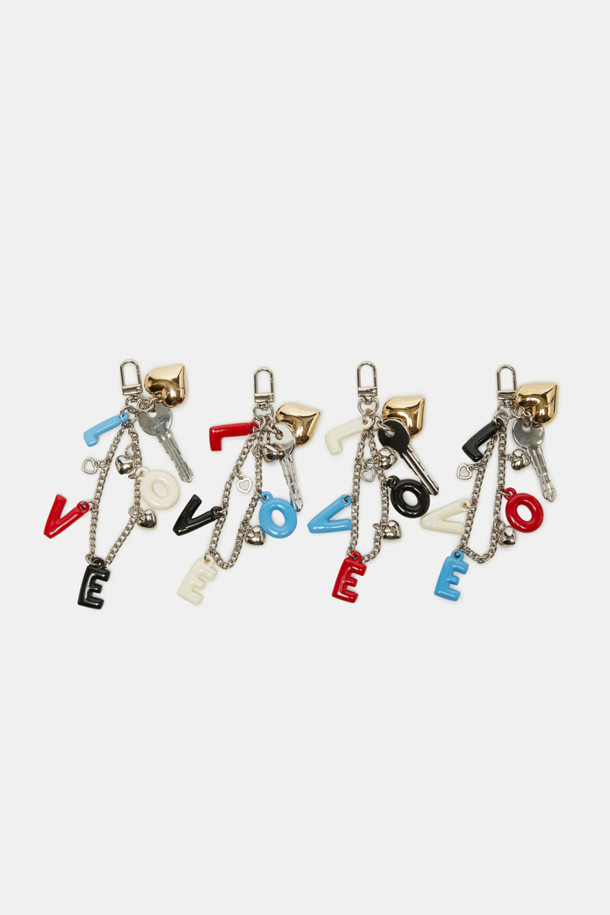 다양한 심볼릭 레터링 디자인이 돋보이는 레터링 참 액세서리입니다. 실버와 멀티컬러 두 가지 색상으로 제공되며, 니켈 소재로 제작되어 내구성이 뛰어납니다. 가방, 지갑 등 다양한 액세서리에 탈부착하여 포인트를 줄 수 있습니다. 'LOVE' 레터링을 포함하여 개성 넘치는 스타일을 연출해보세요. 디자인은 랜덤으로 발송됩니다.
