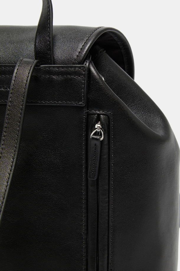 Buttony 백팩 24는 부드러운 소가죽 소재의 여성용 백팩입니다. 24 사이즈로, 플랩 디자인과 버클, 실버 하드웨어 장식이 돋보이며, 사각 모양에 무지 패턴으로 제작되었습니다. 사이즈 조절과 손잡이 기능을 갖췄으며, 부드러운 실루엣과 구조적인 디테일이 특징입니다. 외부 오픈 포켓 2개, 지퍼 포켓 1개, 내부 백패널 포켓 1개, 버튼형 잠금과 조임 끈으로 내용물을 안전하게 보관할 수 있습니다. 오피스룩, 출근룩, 모임룩 등 다양한 TPO에 클래식, 미니멀, 시크한 스타일을 더해줍니다.
