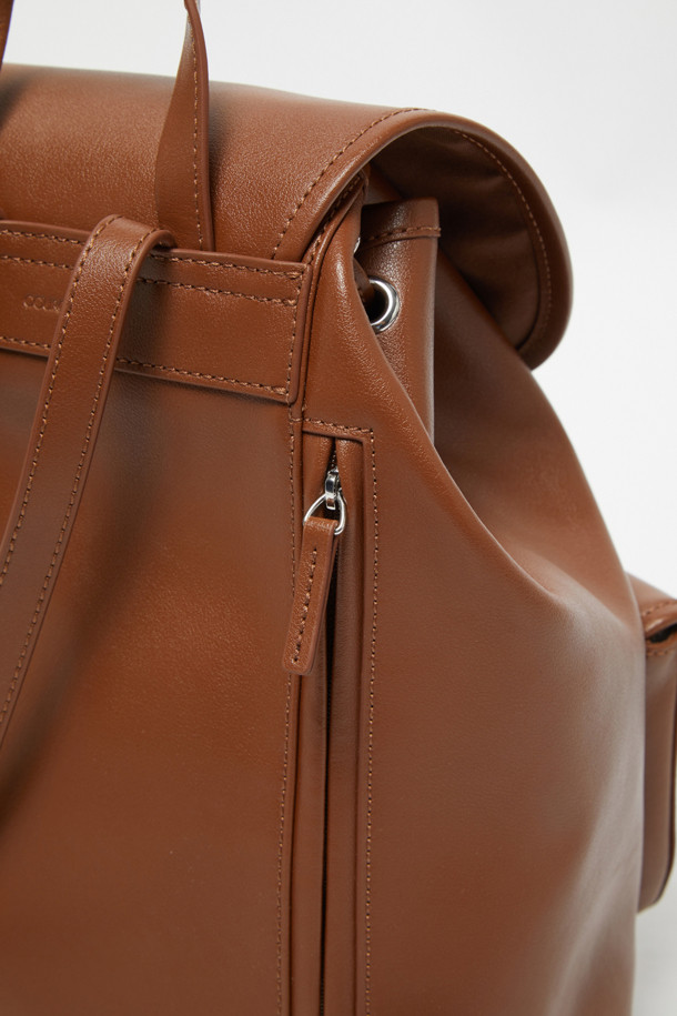 버터니 백팩 24는 부드러운 소가죽 소재의 여성 가방입니다. 브라운 컬러의 무지 디자인으로, 버튼, 지퍼, 드로우스트링 디테일이 돋보이며, 미디엄 사이즈의 사각형 쉐입을 갖추었습니다. 외부 오픈 포켓 2개, 지퍼 포켓 1개, 내부 백패널 오픈 포켓 1개로 실용적인 수납력을 제공하며, 조절 가능한 스트랩으로 편안한 착용감을 선사합니다. 글로시 마감으로 고급스러움을 더하여 데이트룩, 쇼핑룩, 카페룩 등 다양한 TPO에 클래식, 미니멀, 시크 스타일을 연출하기 좋습니다.
