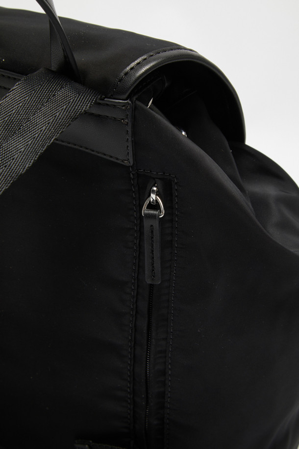 Buttony 백팩 24 나일론은 여성용 가방으로, 미니멀, 클래식, 시크한 스타일을 연출합니다. 부드러운 곡선 실루엣과 구조적 디테일, 자연스러운 볼륨감이 특징이며, 블랙 컬러의 무지 디자인으로 어떤 룩에도 잘 어울립니다. 나일론, 합성가죽, 소가죽 소재가 사용되었으며, 실버 하드웨어와 버클, 버튼 장식이 돋보입니다. 24 사이즈의 사각형 가방으로, 데이트룩, 카페룩, 쇼핑룩에 적합하며, 외부 및 내부 포켓을 갖춰 수납력을 높였습니다.
