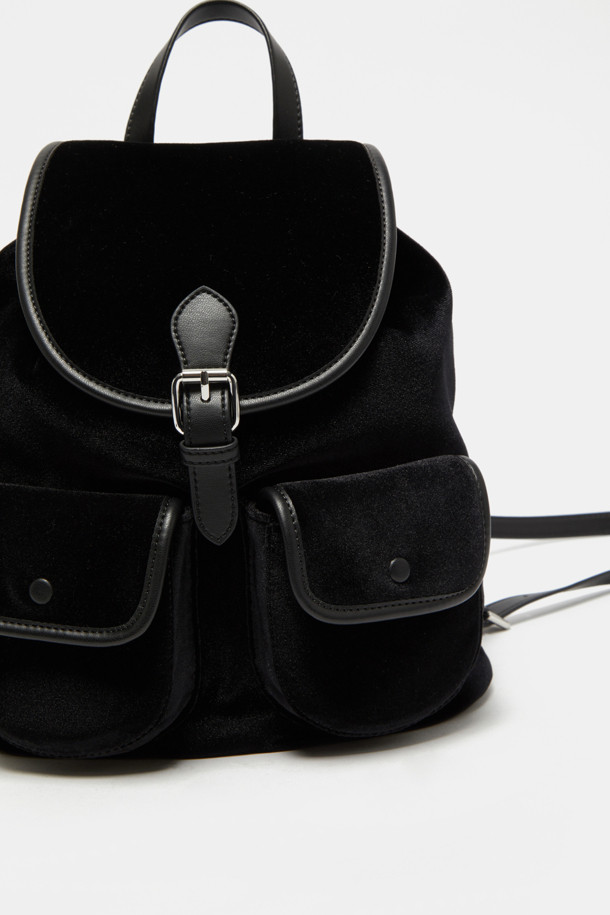 블랙 벨벳 소재의 Buttony 백팩 24 벨벳은 미니멀하고 모던한 스타일을 추구하는 여성들을 위한 백팩입니다. 24 사이즈로, 출근룩과 모임룩 모두에 잘 어울립니다. 사각 디자인에 버튼 디테일이 포인트로 들어가 있으며, 숄더 스트랩으로 편안하게 착용할 수 있습니다. 클래식하고 시크한 스타일을 연출하기 좋으며, 일상생활에서 활용하기 좋은 실용적인 가방입니다.
