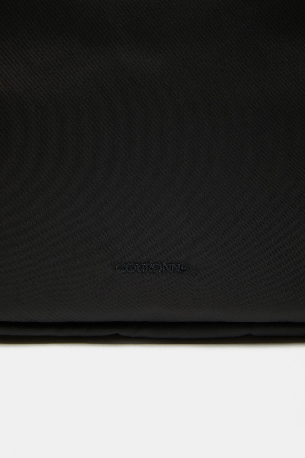 Mova 백팩 34는 남녀 모두 사용 가능한 미디엄 사이즈의 사각 백팩입니다. 블랙 색상의 무지 패턴으로 미니멀, 캐주얼, 클래식 스타일을 연출하며, 여행룩에 잘 어울립니다. 13인치, 16인치 노트북 및 태블릿을 수납할 수 있으며, 분리형 수납 파우치와 전면 지퍼 포켓이 있어 실용적입니다. 나일론 소재에 지퍼와 버클 디자인 장식이 더해졌으며, 조절 가능한 스트랩과 지퍼형 잠금 방식으로 편리함을 더했습니다. 일상 및 여행 시 유용하게 사용할 수 있습니다.
