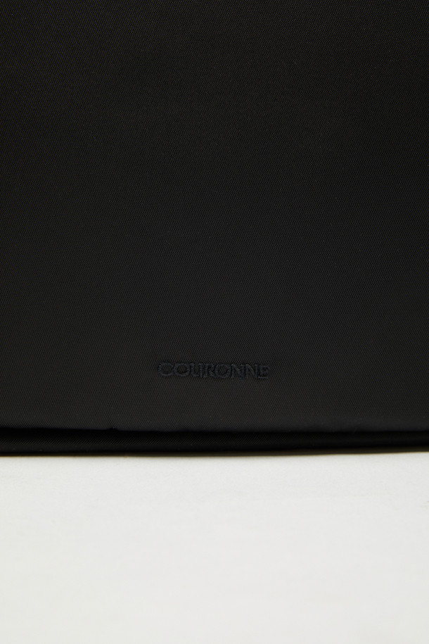 **Mova 백팩 29**는 여성용 미디엄 사이즈 백팩으로, 나일론 소재의 무지 디자인에 버클 장식이 돋보입니다. 수납의 편의성을 높이는 다양한 특징들을 갖추고 있는데, 태블릿/아이패드 수납이 가능하며, 분리형 멀티 파우치와 2개의 외부 지퍼 포켓, 1개의 내부 오픈 포켓, 그리고 1개의 내부 지퍼 포켓이 있습니다. 또한 외부 패스스루 지퍼가 있어 편리하며, 가방은 사각형 모양으로 지퍼와 버클로 잠글 수 있습니다. 일상생활에서 미니멀하고 캐주얼한 스타일을 연출하기에 적합합니다.
