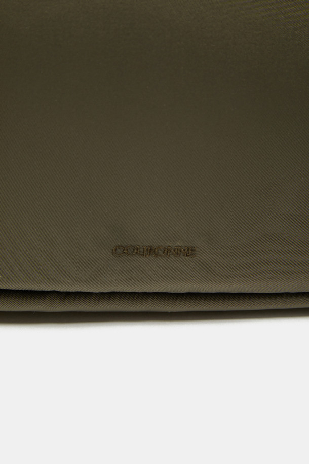 Mova 백팩 29는 여성용 미디엄 사이즈의 나일론 소재 가방입니다. 무지 패턴의 사각 디자인으로, 지퍼 포켓과 멀티 파우치 등의 디자인 장식이 돋보입니다. 13인치 디바이스 수납이 가능하며, 사이즈 조절 및 손잡이 기능이 갖춰져 있습니다. 소프트 바디 구조와 더불어 외부 지퍼 포켓 2개, 내부 오픈 포켓 1개, 내부 지퍼 포켓 1개, 외부 패스스루 지퍼 1개, 분리형 멀티 파우치, 조절 가능한 스트랩 등으로 실용성을 더했습니다. 지퍼형 잠금 방식으로, 미니멀하고 베이직한 스타일을 연출하여 일상생활에서 활용하기 좋습니다.
