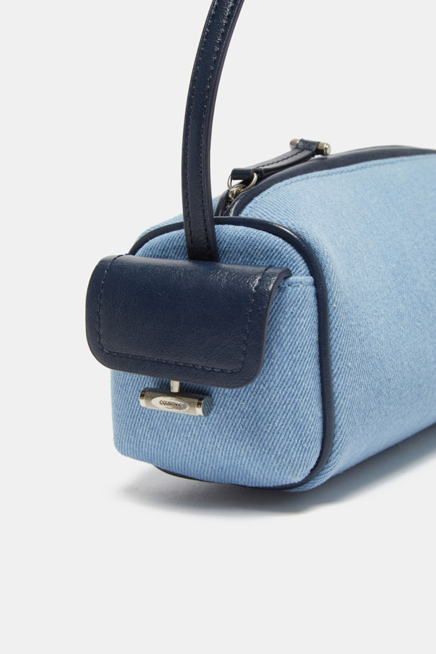 Vive Cross 21 데님 크로스백은 캐주얼, 미니멀 스타일을 즐기는 여성 고객을 위한 가방입니다. 블루 컬러의 데님 소재로 제작되어 튼튼하고, 심플한 디자인이 돋보입니다. 미디엄 사이즈의 원통형 가방으로, 지퍼형 잠금 방식으로 내용물을 안전하게 보관할 수 있습니다. 일상생활에서 간편하게 크로스백으로 활용하여 스타일리시함을 더할 수 있습니다.
