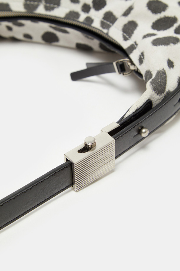 파고레스 크로스 31 밤비는 여성용 크로스백으로, 블랙과 화이트 두 가지 색상으로 만나볼 수 있습니다. 부드러운 가죽 소재에 귀여운 도트 및 애니멀 패턴이 돋보이며, 미디엄 사이즈로 제작되어 실용성을 더했습니다. 사각형 쉐입에 지퍼형 잠금 방식으로 소지품을 안전하게 보관할 수 있으며, 숄더 스트랩으로 편안하게 착용 가능합니다. 데이트룩, 모임룩 등 특별한 날은 물론, 미니멀, 시크 스타일에 맞춰 일상에서도 세련되게 연출할 수 있습니다.
