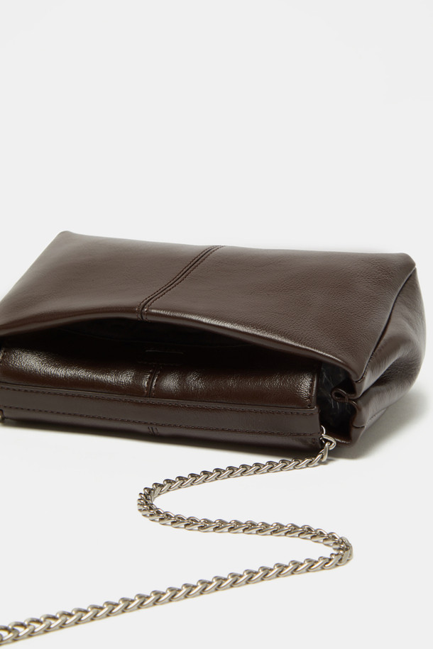 피벗 크로스 21 (Pivot Cross 21)은 부드러운 소가죽 소재와 자연스러운 광택, 주름이 돋보이는 여성 숄더백 겸 크로스백입니다. 크림색과 다크브라운 두 가지 색상으로 출시되었으며, 클래식, 미니멀, 시크한 스타일을 연출하기 좋습니다. 팬 형태의 디자인에 체인, 메탈 장식, D링 디테일이 더해져 세련된 무드를 선사합니다. 내부에는 오픈 포켓 1개, 백패널 포켓 1개, 백패널 우측 포켓 1개가 있어 수납력을 높였으며, 데이트룩, 모임룩, 카페룩에 포인트를 더할 수 있습니다. 25FW 시즌을 맞아 선보이는 트렌디한 가방입니다.
