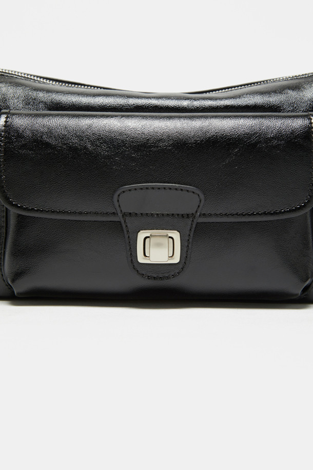 노아 포켓 크로스 31은 라미네이트 가죽과 옥스포드 코튼 소재로 제작된 여성용 크로스백입니다. 블랙, 브라운, 카멜 세 가지 색상으로 출시되었으며, 미니멀하고 모던한 스타일을 추구합니다. 사각형 디자인에 실버 하드웨어 장식이 더해졌으며, 생활 방수 기능과 내부 지퍼 포켓, 탈부착 가능한 스트랩으로 실용성을 높였습니다. 2way 착용이 가능하며, 출근룩과 모임룩에 모두 잘 어울리는 아이템입니다.
