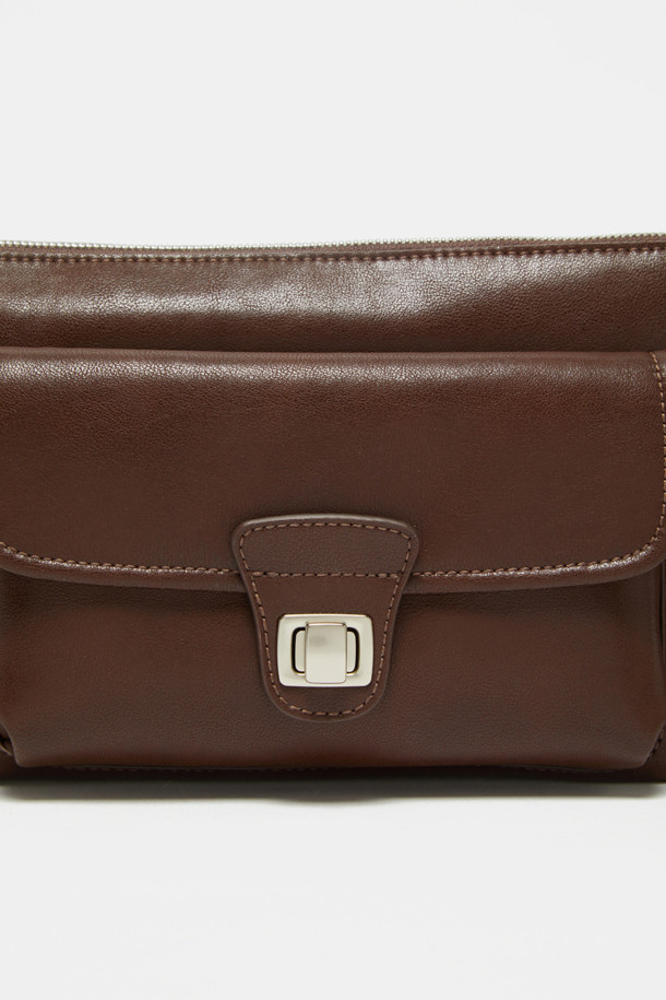 Noa 포켓 크로스 31은 여성 고객을 위한 미니멀하고 시크한 스타일의 크로스백입니다. 블랙, 브라운, 카멜 세 가지 색상으로 출시되었으며, 천연 가죽 소재에 실버 하드웨어 장식으로 포인트를 더했습니다. 옥스포드 원단 안감과 내부 지퍼 포켓, 탈부착 가능한 크로스 스트랩으로 실용성을 높였으며, 2way 착용이 가능합니다. 사각 쉐입에 생활 방수 기능을 갖춰 출근룩과 모임룩 등 일상생활에서 폭넓게 활용할 수 있습니다. 라미네이팅 처리, 스크래치 방지, 내구성 강화, 관리 용이한 특징을 갖춘 가방입니다.
