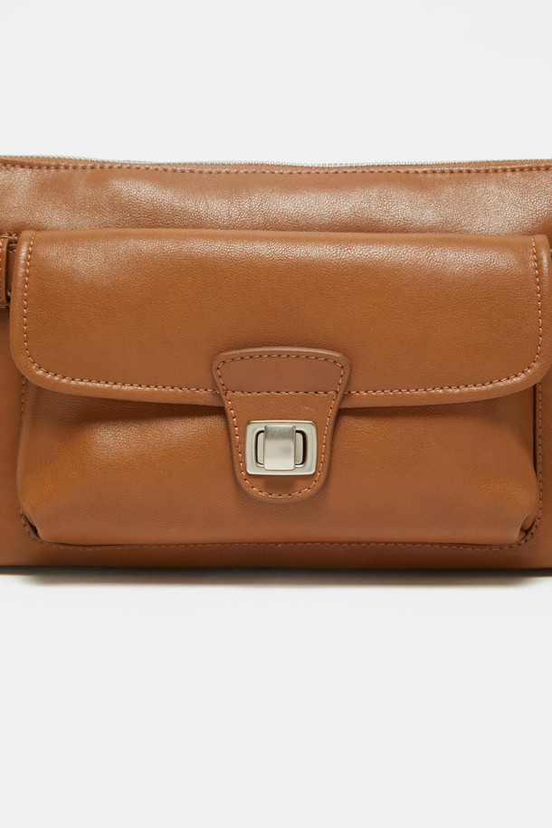 노아 포켓 크로스 31은 세련된 디자인과 실용성을 겸비한 여성용 크로스백입니다. 인조가죽과 면 소재로 제작되어 내구성이 뛰어나며, 블랙, 브라운, 카멜 세 가지 색상으로 출시되었습니다. 미니멀하고 모던한 스타일로, 데이트룩과 쇼핑룩에 잘 어울리며, 2-way 착용이 가능하여 다양한 스타일을 연출할 수 있습니다. 가방 내부에는 지퍼 포켓이 있어 소지품을 안전하게 보관할 수 있으며, 탈부착 가능한 크로스 스트랩과 실버 컬러 하드웨어, 버클 디자인이 특징입니다. 생활 방수 기능으로 갑작스러운 비에도 안심하고 사용할 수 있으며, 실용적인 가로형 사이즈에 편안한 착용감을 제공합니다.
