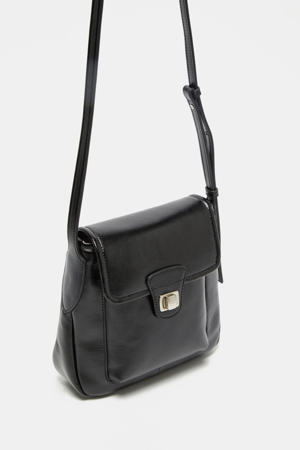 Noa 포켓 크로스 19는 여성스러운 스타일을 돋보이게 해주는 블랙 컬러의 미디엄 사이즈 가죽 크로스백입니다. 유행을 타지 않는 사각 쉐입에 미니멀하고 시크한 디자인으로, 오피스룩, 출근룩, 모임룩 등 다양한 TPO에 활용하기 좋습니다. 숄더 스트랩과 자석형 잠금 방식으로 실용성을 더했으며, 무지 디자인으로 어떤 스타일에도 잘 어울립니다. 가죽 소재 특유의 고급스러운 질감은 클래식한 분위기를 연출합니다. 데일리백으로 활용하기 좋은 아이템입니다.
