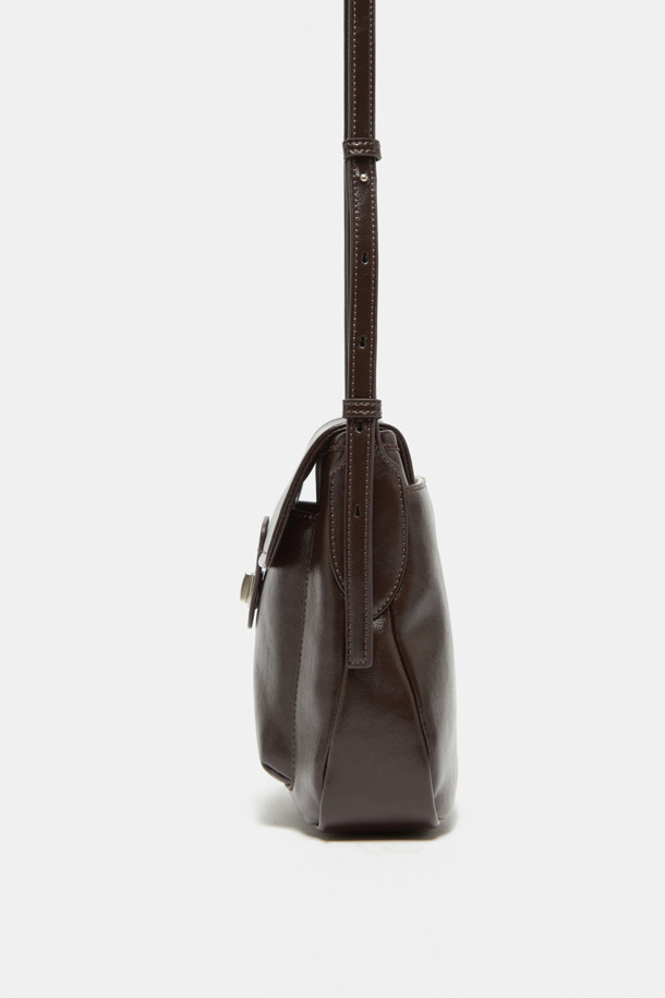 Noa 포켓 크로스 19는 여성스러운 매력을 더해줄 가죽 소재의 미디엄 사이즈 크로스백입니다. 브라운 컬러의 심플한 디자인에 버클 장식으로 포인트를 주어 클래식, 미니멀, 시크 스타일을 연출하기 좋습니다. 숄더 스트랩 탈부착이 가능하여 다양한 스타일로 활용할 수 있으며, 일상, 출근룩, 모임룩, 데이트룩 등 폭넓은 TPO에 잘 어울립니다. 마그네틱형 잠금 방식으로 편리하게 사용할 수 있는 실용적인 가방입니다.
