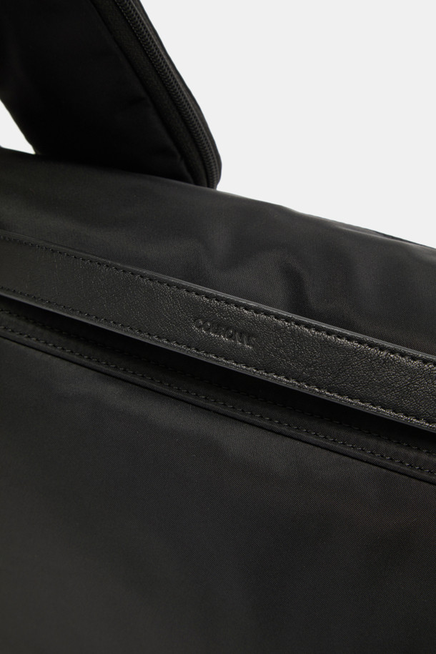 모바 메신저 크로스 36은 미디엄 사이즈의 사각 메신저백으로, 나일론과 폴리우레탄 소재로 제작되어 내구성이 뛰어납니다. 블랙 컬러의 무지 디자인으로, 미니멀, 시크, 캐주얼 스타일을 연출하기 좋습니다. 13인치 아이패드 수납이 가능하며, 멀티 수납 공간과 탈부착 가능한 멀티 파우치를 통해 수납력을 높였습니다. 도시적인 무드를 자아내며, 탈부착 가능한 카라비너와 지퍼 디자인으로 실용성을 더했습니다. 일상 및 여행룩에 모두 잘 어울리는 유니섹스 디자인의 메신저백입니다.
