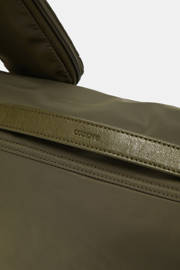 Mova 메신저 크로스 36은 남녀공용으로, 미니멀, 캐주얼, 시티보이 스타일을 즐기는 분들을 위한 가방입니다. 나일론과 폴리우레탄 소재로 제작되어 튼튼하며, 13인치 사이즈의 미디엄 크기로 넉넉한 수납 공간을 제공합니다. 무지 디자인에 실버 하드웨어 장식으로 포인트를 더했으며, 탈부착 가능한 멀티 파우치/지갑 분리가 가능합니다. 여행룩, 출근룩 등 다양한 TPO에 활용하기 좋으며, 전면 및 후면 지퍼 포켓, 우측 포켓, 내부 포켓 등 넉넉한 수납 공간을 갖춘 실용적인 사각 메신저백입니다. 지퍼형 잠금 방식으로 소지품을 안전하게 보관할 수 있습니다.
