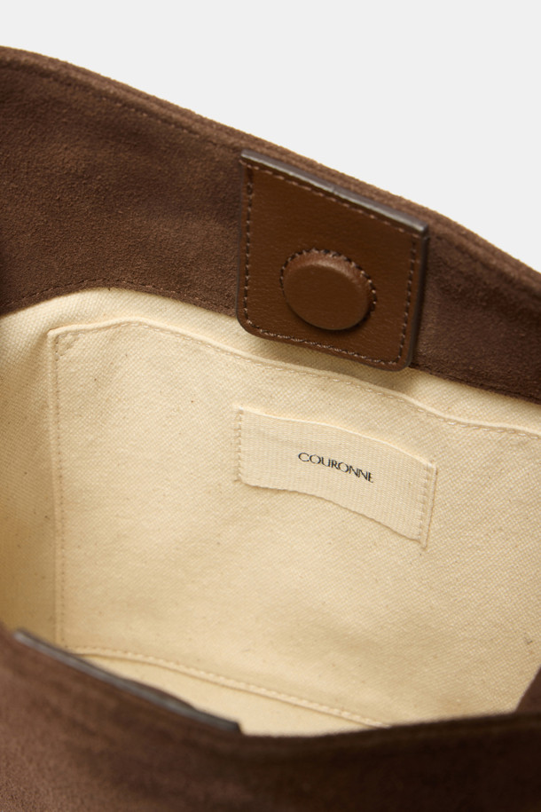 Faugeres 태슬 크로스 23은 부드러운 스웨이드 소재로 제작된 여성용 미디엄 사이즈 크로스백입니다. 캐주얼, 미니멀, 클래식 스타일에 잘 어울리며, 브라운 컬러와 무지 패턴으로 세련된 멋을 더합니다. 반원 형태의 가방 디자인에 태슬 장식이 포인트로 더해져 유니크함을 강조합니다. 지퍼형 잠금 방식으로 소지품을 안전하게 보관할 수 있으며, 숄더 스트랩과 크로스백 스트랩으로 다양한 스타일 연출이 가능합니다. 일상생활에서 편안하게 사용할 수 있는 실용적인 가방입니다.
