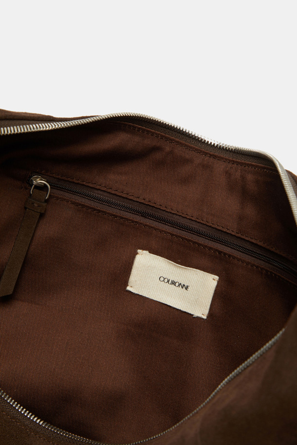 Faugeres Bow Cross 47 Suede (포게르 보우 크로스 47 스웨이드)는 부드러운 터치감의 스웨이드 소재로 제작된 여성용 크로스백입니다. 다크브라운 컬러의 미디엄 사이즈 반원 형태 가방으로, 리본과 메달 지퍼 장식이 돋보입니다. 내부 포켓 1개와 조절 가능한 스트랩이 있어 실용적이며, 11인치 아이패드 수납이 가능합니다. 숄더/크로스 2way 방식으로, 데이트룩이나 카페룩, 클래식, 미니멀, 걸리시 스타일 모두에 잘 어울립니다. 자연스러운 패티나 형성이 특징이며, 수분이나 마찰에 의해 이염될 수 있으니 주의하여 사용하십시오.
