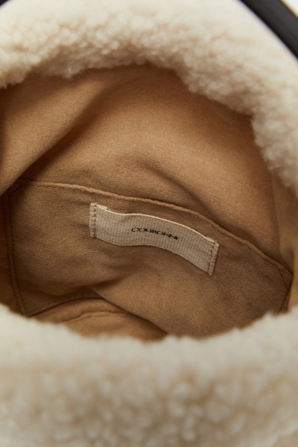 세련된 여성스러움을 강조하는 Bilo Cross (비로 크로스) 15 퍼 버킷백입니다. 부드러운 퍼와 은은하게 빛나는 실버 컬러의 조화가 돋보이며, 데이트룩, 모임룩, 연말 모임룩 등 다양한 TPO에 활용하기 좋습니다. 15 사이즈로 제작되어 소지품을 넉넉하게 수납할 수 있으며, 버클 장식과 조임용 끈으로 디자인의 완성도를 높였습니다. 2-way 디자인으로 크로스백 또는 토트백으로 활용 가능하며, 탈부착 가능한 크로스 스트랩과 내부 포켓이 실용성을 더합니다. FW 시즌, 클래식, 미니멀, 시크 스타일을 즐기는 여성에게 추천하는 가방입니다.
