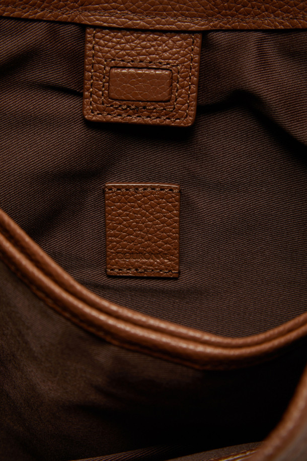 Seine 숄더 36은 여성 고객을 위한 미디엄 사이즈의 브라운 컬러 가죽 숄더백입니다. 심플하고 미니멀한 디자인으로, 반원 형태의 가방 모양과 지퍼형 잠금 방식이 특징입니다. 클래식하고 미니멀한 스타일을 추구하며, 출근룩이나 모임룩에 세련된 포인트를 더할 수 있습니다. 일상생활에서 폭넓게 활용하기 좋은 실용적인 숄더백입니다.
