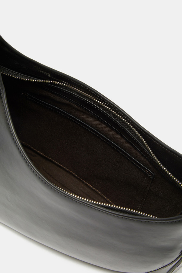 세련된 스타일을 완성해 줄 루나 숄더 29 (Luna Shoulder 29) 숄더백입니다. 부드러운 가죽 소재와 블랙 컬러, 미디엄 사이즈로 제작되어 데일리 가방으로 활용하기 좋습니다. 플랩 디자인과 마그네틱형 잠금 방식으로 실용성을 더했으며, 반원 모양과 버클 장식이 포인트가 되어 클래식, 미니멀, 시크 스타일을 연출하기 좋습니다. 오피스룩, 출근룩, 모임룩 등 다양한 TPO에 매치하여 세련된 스타일을 완성해 보세요.
