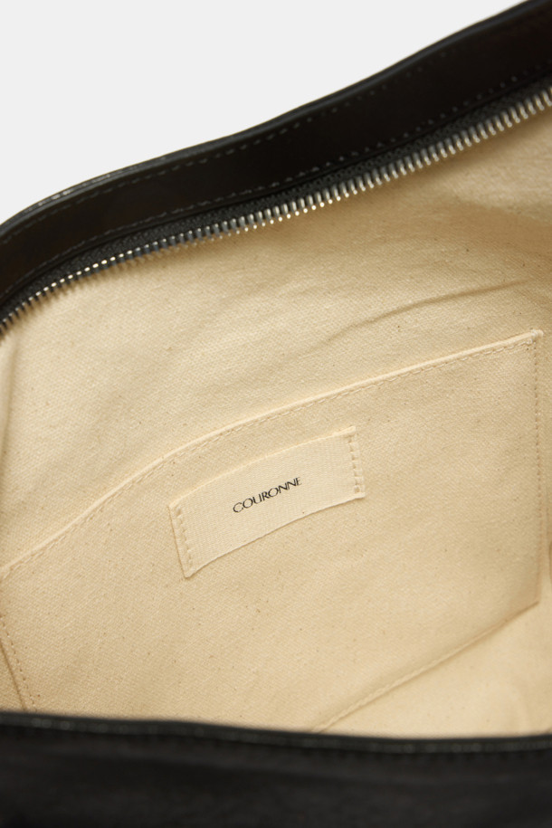 Faugeres 태슬 숄더 33은 여성용 숄더백입니다. 블랙 컬러의 가죽 소재로 제작되었으며, 미디엄 사이즈의 사각형 쉐입을 갖추었습니다. 무지 패턴에 태슬 장식이 포인트로 더해져 클래식, 미니멀, 시크 스타일을 연출합니다. 지퍼형 잠금 방식으로 내용물을 안전하게 보관할 수 있으며, 숄더 스트랩이 있어 오피스룩에 편안하게 코디할 수 있습니다. 일상용으로 활용하기 좋은 디자인입니다.
