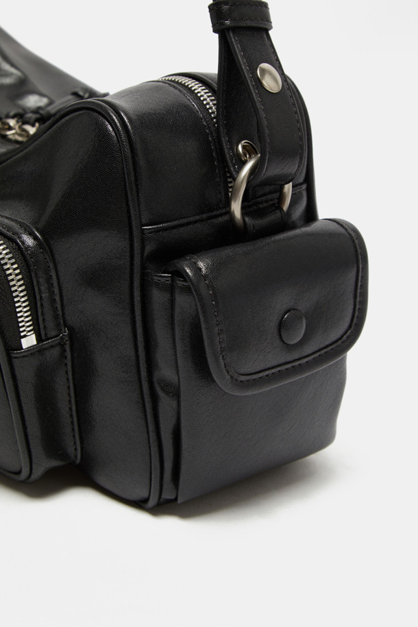 Hyper Zipper Shoulder 33 (하이퍼 지퍼 숄더 33)은 여성용 숄더백입니다. 블랙과 실버 두 가지 색상으로 제공되며, 합성가죽 소재에 사각형 모양으로 제작되었습니다. 도시적이고 트렌디한 디자인에 자연스러운 곡선 실루엣이 돋보이며, 지퍼 디테일이 포인트입니다. 숄더/크로스 2way로 활용 가능하며, 넉넉한 수납공간과 멀티 포켓, 조절 가능한 스트랩, 부드러운 촉감이 특징입니다. 일상 및 캐주얼, 쇼핑룩에 잘 어울리는 모던, 캐주얼, 스트릿 스타일의 가방입니다. 내부에는 1개의 메인 수납공간, 1개의 전면 지퍼 포켓, 1개의 패스스루 수납공간과 1개의 내부 정리 포켓이 있습니다.
