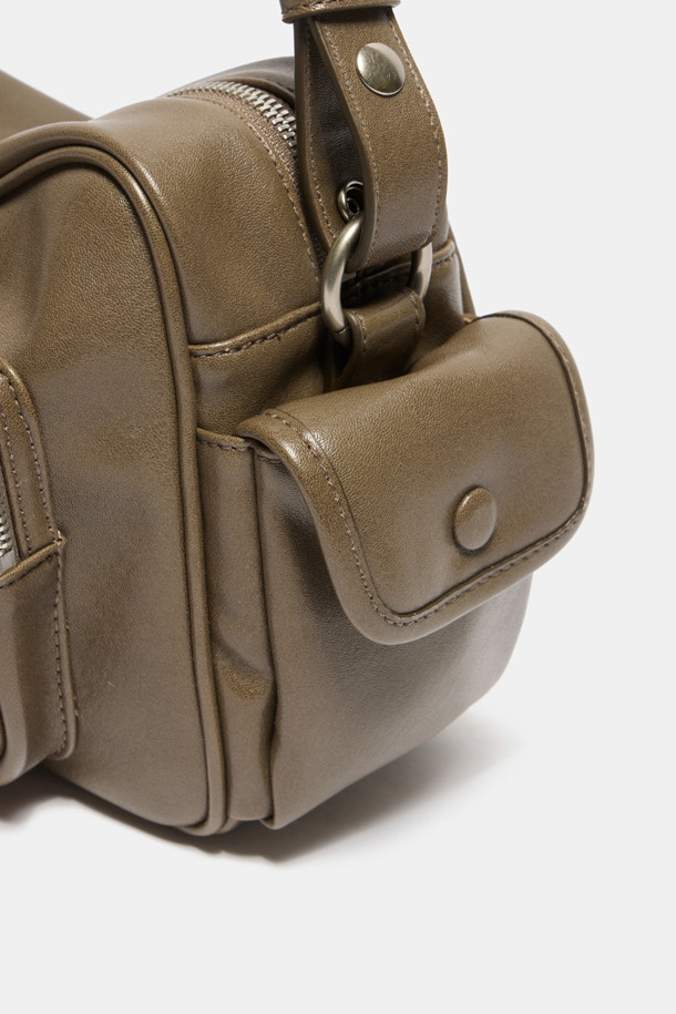 "하이퍼 지퍼 숄더 33"은 트렌디한 어반 무드를 연출하는 여성 숄더백입니다. 부드러운 합성가죽 소재에 실버 컬러와 무지 패턴으로 미니멀한 스타일을 강조했습니다. 자연스러운 주름 실루엣과 지퍼, 실버 하드웨어 장식이 세련된 포인트를 더하며, 33 사이즈로 넉넉한 수납 공간을 제공합니다. 숄더/크로스 2way 기능과 길이 조절 가능한 스트랩으로 실용성을 높였으며, 다수의 포켓(메인 앞 포켓 1개, 앞 지퍼 포켓 1개, 내부 오른쪽 포켓 1개)으로 소지품을 편리하게 정리할 수 있습니다. 캐주얼 룩에 특히 잘 어울리는 데일리 백입니다.
