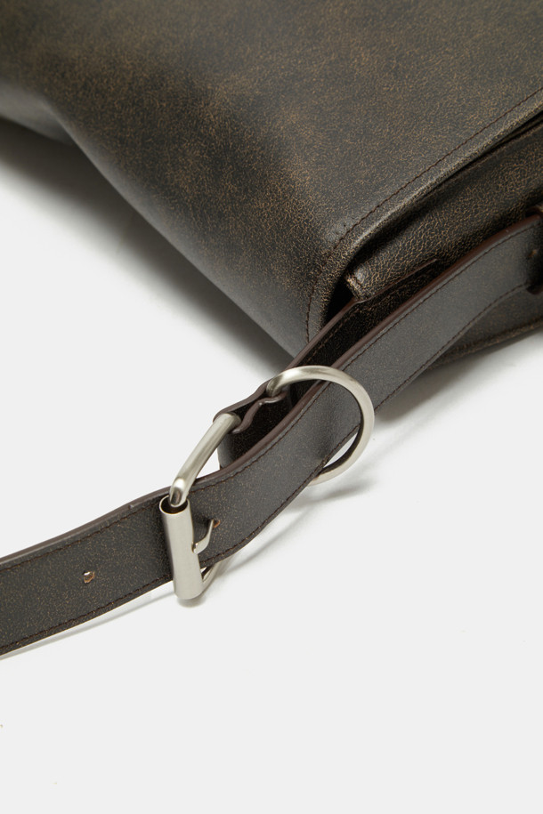 Due 숄더 33은 여성 고객을 위한 미디엄 사이즈의 사각 숄더백입니다. 부드러운 소가죽 소재에 버클 장식으로 포인트를 주어 클래식, 미니멀, 시크 스타일을 연출합니다. 내부에는 13인치 디바이스 수납이 가능하며, 오피스 포켓이 있어 실용성을 더했습니다. 2-way 착용이 가능하며, 조절 가능한 숄더 스트랩과 빈티지 텍스처, 매트 실버 하드웨어, 오버랩 프론트 플랩 디자인이 특징입니다. 오피스룩, 비즈니스 캐주얼, 모임룩에 잘 어울립니다.
