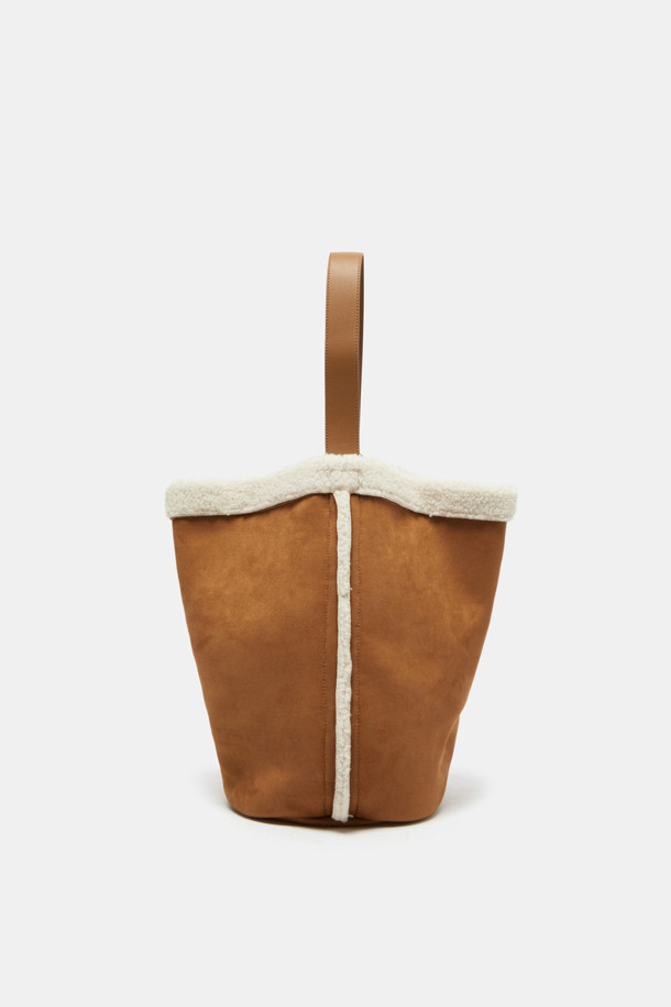 Haru 숄더 24 Fur는 여성용 숄더백으로, 캐주얼하고 미니멀한 스타일을 연출합니다. 실버 컬러의 양면 인조가죽과 퍼 소재로 제작되었으며, 미디엄 사이즈의 반원 모양 디자인이 특징입니다. 슬림한 디자인에 13인치 아이패드/태블릿 수납이 가능하며, 2-way 스타일링으로 다양한 연출이 가능합니다. 가을, 겨울 시즌에 어울리는 이 가방은 무지 디자인에 퍼 장식이 포인트이며, 1개의 포켓과 실버 하드웨어로 실용성을 더했습니다. 일상에서 편안하게 사용할 수 있는 숄더백입니다.
