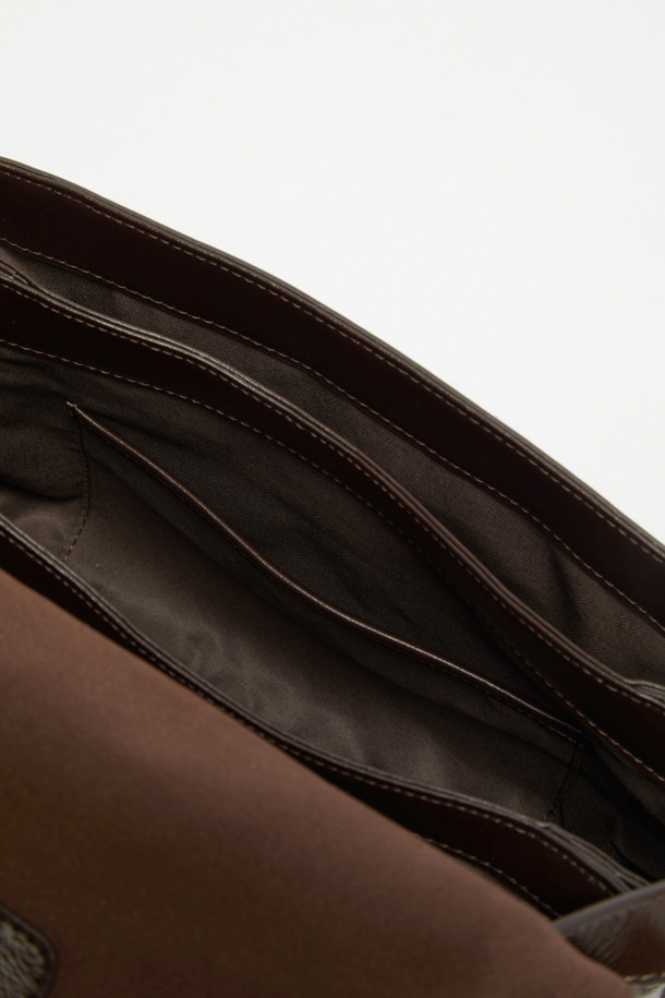 페르미에 토트 27은 부드러운 소가죽과 스웨이드 소재의 조화가 돋보이는 여성 토트백입니다. 브라운 컬러의 무지 디자인에 스크류 장식으로 포인트를 더했으며, 미디엄 사이즈로 일상, 출근룩, 모임룩 등 다양한 TPO에 활용하기 좋습니다. 3단 수납공간, 내부 지퍼 포켓, 오픈 포켓, 외부 백 포켓으로 실용성을 높였으며, 자석형 잠금 방식으로 편리함을 더했습니다. 탈부착 및 길이 조절 가능한 크로스 스트랩을 통해 토트, 숄더, 크로스 3가지 스타일로 연출 가능하며, 사용할수록 자연스러운 멋을 더해줍니다.
