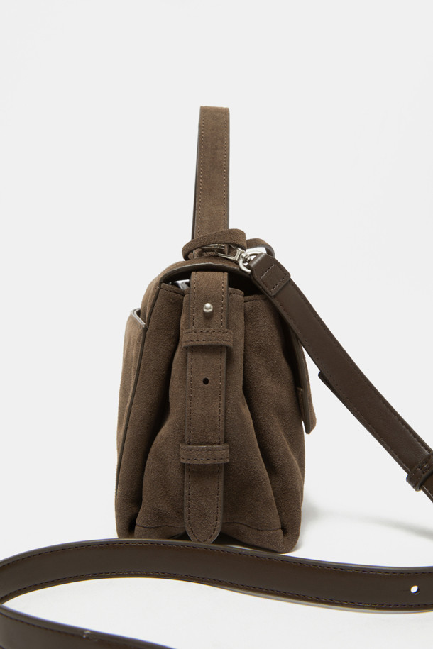 Fermier Tote 27 (페르미에 토트 27)은 여성스러운 스타일을 강조하는 미디엄 사이즈 토트백입니다. 브라운과 실버 컬러로 제공되며, 소가죽, 스웨이드, 합성가죽 소재를 사용하여 고급스러움을 더했습니다. 사각 형태에 스크류 장식을 더해 모던하고 캐주얼한 무드를 연출하며, 3단 수납공간, 내부 지퍼 포켓 1개, 내부 오픈 포켓 1개, 외부 후면 오픈 포켓 1개로 실용성을 높였습니다. 탈부착 가능한 스트랩과 사이즈 조절 기능으로 토트백, 숄더백, 크로스백 등 3-way 스타일링이 가능하여 출근룩과 모임룩에 모두 잘 어울립니다.
