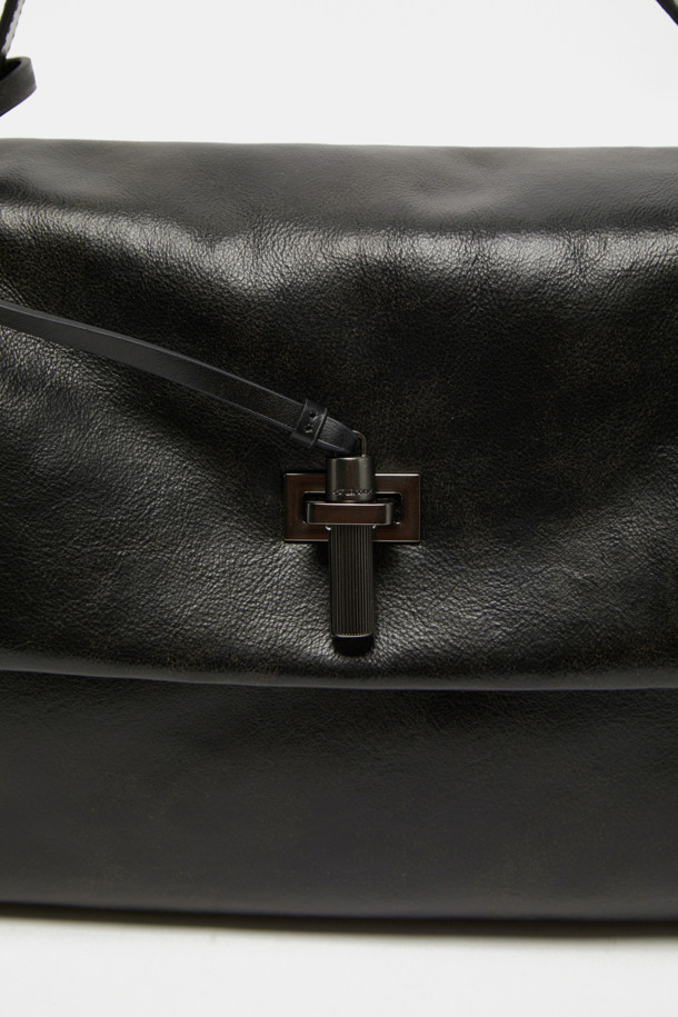 Fermier Tote 33 (페르미에 토트 33)은 여성 고객을 위해 디자인된 미디엄 사이즈의 토트백입니다. 블랙 컬러의 소가죽과 스웨이드 소재로 제작되었으며, 버클과 스크류 장식으로 포인트를 더했습니다. 숄더, 크로스, 토트 세 가지 방식으로 연출 가능하며, 주름 엠보싱 가죽과 광택감 있는 마감이 특징입니다. 3칸 구조, 내부 지퍼 포켓, 내부 및 외부 오픈 포켓을 갖춰 수납력을 높였으며, 조절 가능한 핸들과 탈부착 가능한 크로스 스트랩으로 편의성을 더했습니다. 클래식, 미니멀, 시크 스타일을 추구하는 고객에게 오피스룩, 비즈니스 캐주얼, 모임룩에 모두 잘 어울리는 아이템입니다.
