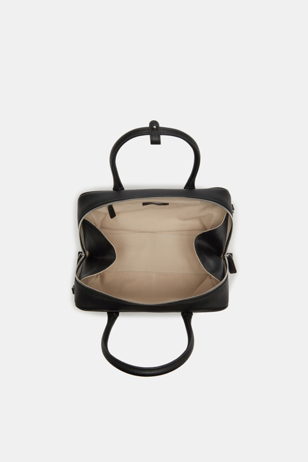 Due Tote 29 (Laminated Leather)는 부드러운 스웨이드와 라미네이티드 레더 소재에 실버 하드웨어 장식이 더해진 여성용 토트백입니다. 다크브라운, 블랙, 브라운 3가지 색상으로 출시되었으며, 29cm 미디엄 사이즈의 사각형 디자인으로 2-way 지퍼 클로저, 탈부착 가능한 스트랩, 3-way 스타일링이 가능합니다. 내부에는 2개의 오픈 포켓, 1개의 지퍼 포켓, 외부에는 1개의 백 오픈 포켓이 있으며, 11인치 디바이스 수납이 가능합니다.
