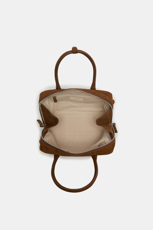 Due Tote 29 (Suede)는 부드러운 스웨이드와 가죽 소재로 제작된 여성용 미디엄 사이즈 토트백입니다. 블랙, 브라운, 다크 브라운 3가지 색상으로 출시되었으며, 사각 모양에 지퍼 잠금 방식을 갖추었습니다. 탈부착 가능한 스트랩과 넉넉한 수납공간, 아이폰/아이패드/맥북 수납이 가능하며, 3-way 스타일링, 내부 오픈 포켓 2개, 내부 지퍼 포켓 1개, 외부 오픈 포켓 1개로 실용성을 더했습니다. 심플, 클래식, 모던한 디자인으로 일상에서 폭넓게 활용할 수 있습니다.
