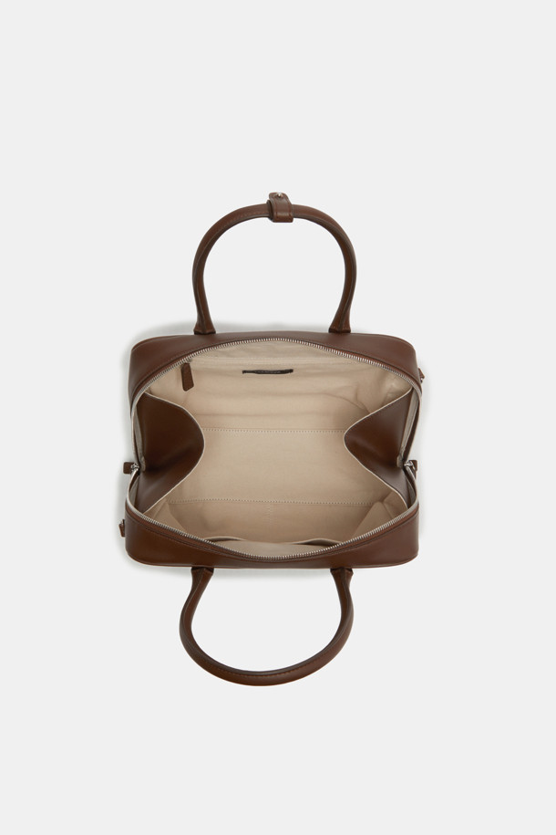 Due Tote 29 (Laminated Leather)는 여성용 미디엄 사이즈 토트백으로, 다크브라운, 블랙, 브라운 세 가지 색상으로 만나볼 수 있습니다. 스웨이드와 라미네이티드 레더 소재에 실버 하드웨어 장식이 돋보이며, 29cm 크기로 11인치 디바이스 수납이 가능합니다. 탈부착 스트랩, 지퍼형 잠금 방식, 3-way 스타일링, 내부 오픈 포켓 2개, 내부 지퍼 포켓 1개, 외부 뒷면 오픈 포켓 1개 등 실용적인 기능으로 일상에서 활용하기 좋습니다.
