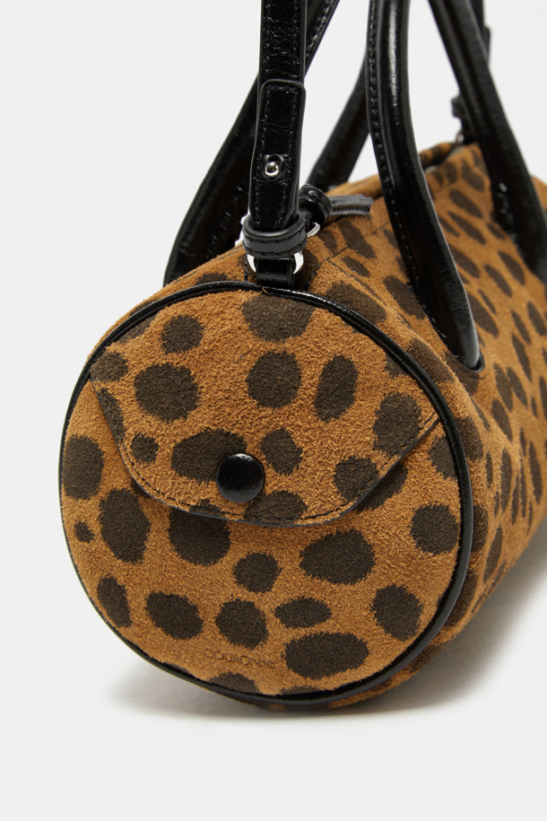 "Bilo tote 26 Bambi"는 레오파드 패턴이 돋보이는 여성용 토트백입니다. 미디엄 사이즈의 원통형 디자인으로, 숄더 스트랩이 있어 편리하게 착용할 수 있습니다. 클래식, 레트로, 캐주얼 스타일을 모두 아우르며, 데이트룩, 모임룩, 휴가룩 등 다양한 TPO에 활용 가능합니다.
