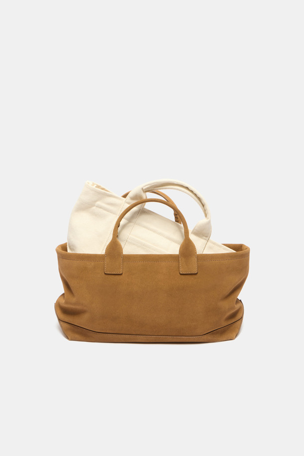 세느 이지 토트 45 스웨이드 백은 부드러운 브라운 컬러의 스웨이드 소재로 제작된 여성용 토트백입니다. 미디엄 사이즈의 사각 디자인으로, 모던하고 미니멀한 스타일을 연출하며 출근룩과 모임룩에 적합합니다. 손잡이와 넉넉한 수납 공간을 제공하며, 내부 포켓과 분리형 내부판, 그리고 13인치 아이패드 수납이 가능한 실용성을 갖췄습니다. 아이폰, 아이패드, 맥북 프로까지 수납 가능한 넉넉한 내부 공간은 일상 속에서 편리함을 더합니다. 오픈형 잠금 방식으로 간편하게 물건을 넣고 꺼낼 수 있으며, 미니멀, 클래식, 시크한 스타일에 잘 어울립니다.
