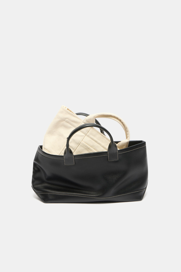 세느 이지 토트 45는 여성스러운 스타일을 강조하는 미디엄 사이즈의 블랙 토트백입니다. 방수 기능을 갖춘 가볍고 실용적인 합성가죽 소재로 제작되어 출근룩, 오피스룩, 쇼핑룩 등 다양한 TPO에 활용하기 좋습니다. 13인치 아이패드 수납이 가능하며, 내부 수납공간과 탈부착 가능한 내부 보드를 통해 수납력을 높였습니다. 미니멀, 클래식, 시크한 스타일을 즐겨 입는 분들에게 적합한 사각 디자인의 토트백입니다.
