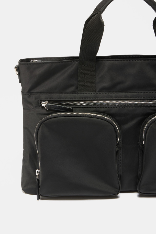 Mova(모바) 브리프케이스 41은 남녀 모두 사용할 수 있는 미디엄 사이즈의 사각 브리프케이스입니다. 방수 기능의 블랙 나일론 소재로 제작되었으며, 미니멀, 클래식, 시크한 스타일을 연출합니다. 15인치 노트북 수납이 가능하며, 3개의 독립적인 지퍼 포켓, 뒷면 마그네틱 포켓, 내부 3개의 오픈 포켓, 분리형 및 측면 미니 파우치 등 넉넉한 수납공간을 제공합니다. 실버 컬러 하드웨어와 지퍼형, 마그네틱형 잠금 방식으로 비즈니스 캐주얼, 출근룩, 해외 출장룩에 잘 어울리는 실용적인 아이템입니다.
