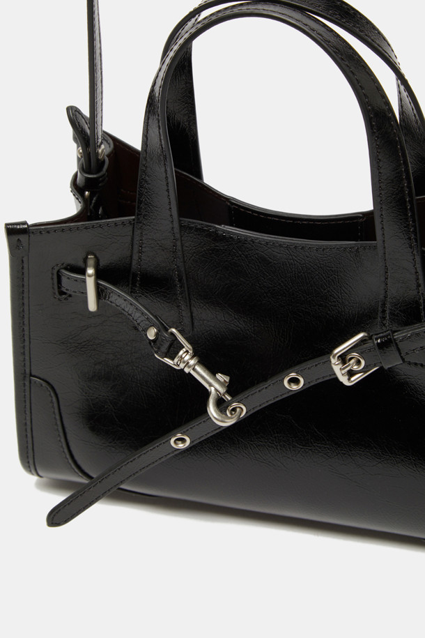 페르미에 데이 토트 27은 여성용 가방으로, 세련된 출근룩과 모임룩을 완성하는 데 적합합니다. 블랙 컬러의 합성가죽 소재에 버클과 벨트 디테일로 포인트를 주어 클래식, 미니멀, 시크한 스타일을 연출합니다. 미디엄 사이즈의 사각 가방으로, 3way 착용이 가능하며, 탈부착 스트랩과 사이즈 조절 기능을 갖춰 실용성을 더했습니다. 광택 있는 마감과 실버 하드웨어, 내부 포켓 1개, 11인치 아이패드 수납 가능 등 섬세한 디자인과 기능성을 갖춘 데일리 토트백입니다. 버클형 잠금 방식으로 소지품을 안전하게 보관할 수 있습니다.
