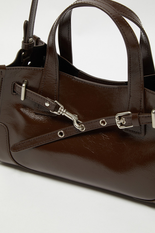 페르미에 데이 토트 27은 여성용 가방으로, 미디엄 사이즈의 합성 가죽 소재 토트백입니다. 브라운 컬러의 무지 디자인에 버클과 체인 장식이 돋보이며, 3way 스타일링이 가능하여 다양한 연출이 가능합니다. 탈부착 스트랩, 내부 포켓, 넉넉한 수납공간을 갖춰 실용성을 높였으며, 11인치 수납이 가능합니다. 사각 모양에 광택감 있는 마감과 실버 하드웨어, 버클형 잠금 방식으로 클래식하면서도 미니멀한 스타일을 완성합니다. 데일리 및 일상 용도로 활용하기 좋습니다.
