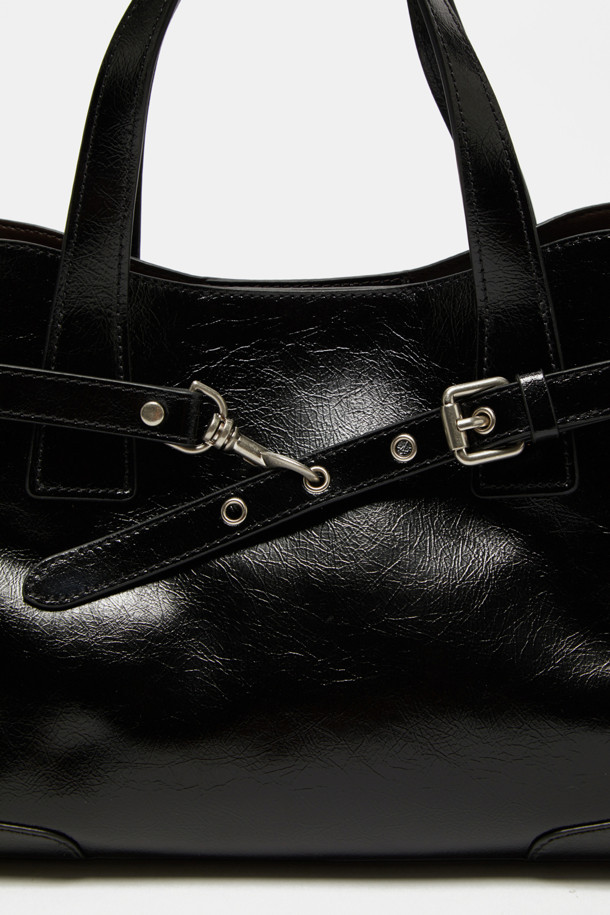 페르미에 데이 토트 35는 여성용 토트백으로, 글로시 소재의 미디엄 사이즈 사각 가방입니다. 블랙 컬러에 버클과 스트랩 디자인으로 시크하고 클래식한 스타일을 연출합니다. 3-way 착용이 가능하며, 탈부착 및 조절 가능한 스트랩, 내부 포켓으로 실용성을 높였습니다. 11인치 디바이스 수납이 가능하여 오피스룩, 모임룩, 비즈니스 캐주얼 등 다양한 TPO에 믹스매치하기 좋습니다.
