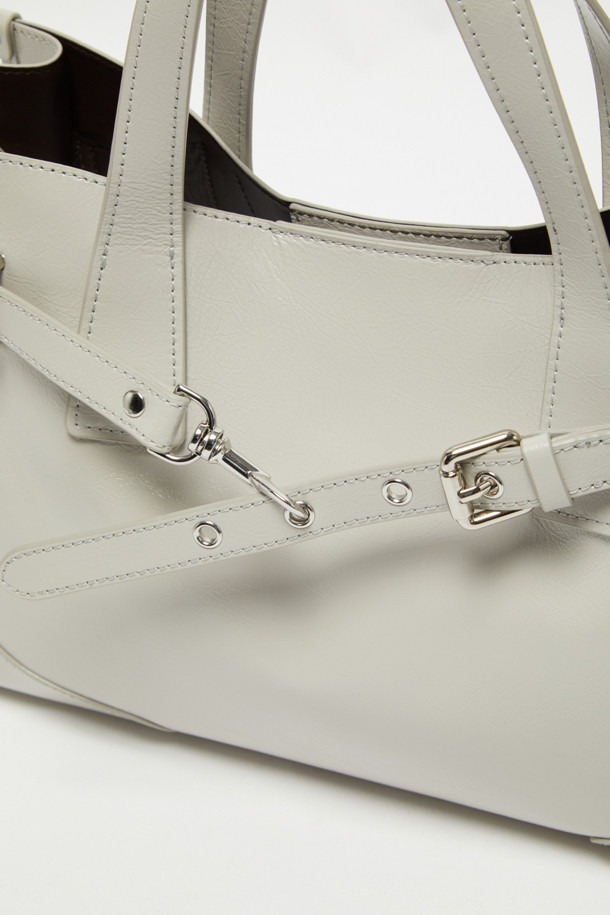 페르미에 데이 토트 35는 여성의 오피스룩, 출근룩, 모임룩에 잘 어울리는 클래식, 미니멀, 시크 스타일의 토트백입니다. 글로시 소재의 미디엄 사이즈 사각 토트백으로, 버클과 실버 하드웨어 장식이 돋보입니다. 토트, 숄더, 크로스 3-way 착용이 가능하며, 11인치 디바이스 수납과 넉넉한 내부 공간을 제공하여 실용성을 높였습니다. 내부 포켓과 탈부착 스트랩이 있어 편리하며, 포멀과 캐주얼 모두 소화 가능한 데일리 아이템입니다.
