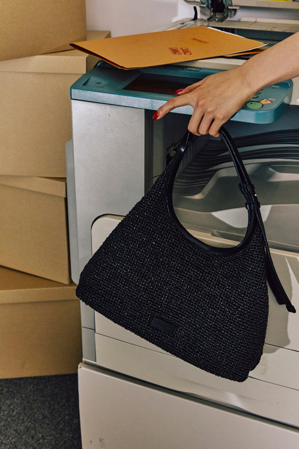 세느 토트 30 라피아는 여성용 가방으로, 은은한 실버 컬러의 라피아 소재와 합성가죽의 조화가 돋보이는 제품입니다. 콤팩트한 사이즈에 무지 패턴으로 어떤 스타일에도 잘 어울리며, 사각 형태의 디자인과 실버 하드웨어 장식이 세련됨을 더합니다. 가볍고 방수, 생활 방수가 가능하며, 2-way 착용 방식으로 실용성을 높였습니다. 내부 포켓이 있어 수납력을 높였으며, 부드럽고 유연한 소재, 넉넉한 밑면, 뛰어난 수납력, 그리고 내구성이 강화되어 튼튼하게 오래 사용할 수 있습니다. 여름 휴가룩, 리조트룩, 바캉스룩에 매치하여 미니멀, 리조트, 클래식 스타일을 연출해보세요.
