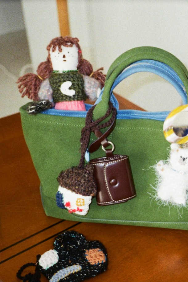 사랑스러운 천사 인형 디자인이 돋보이는 "쿠론 참"입니다. 브라운, 그린, 핑크 세 가지 다채로운 컬러로 만나볼 수 있으며, 부드러운 패브릭 소재로 제작되어 편안한 사용감을 선사합니다. 캐주얼 스타일의 이 키링은 일상에서 포인트 액세서리로 활용하기 좋으며, 특히 크리스마스 룩에 매치하여 특별한 분위기를 연출할 수 있습니다. 소중한 사람에게 선물하기에도 좋은 아이템입니다.
