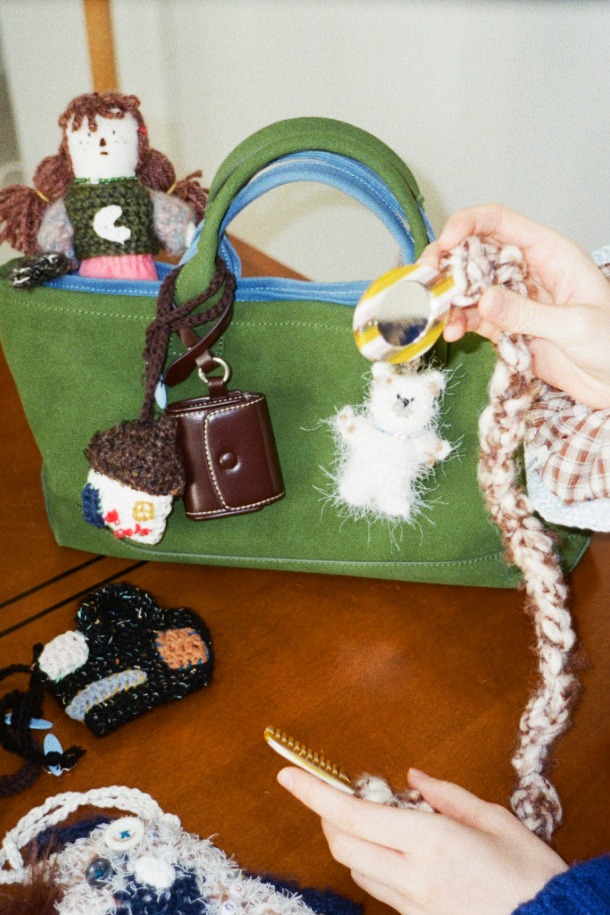 "코코 니트 참"은 부드러운 니트 소재로 제작된 매력적인 참 장식입니다. 가을, 겨울 시즌에 어울리는 무지 디자인으로, 블랙, 베이지, 브라운 3가지 컬러로 제공됩니다. 캐주얼, 미니멀, 클래식 스타일을 즐겨 입는 분들께 추천하며, 여행룩이나 산책룩에 포인트를 더할 수 있습니다. 키링이나 가방에 달아 당신만의 개성을 표현해보세요.
