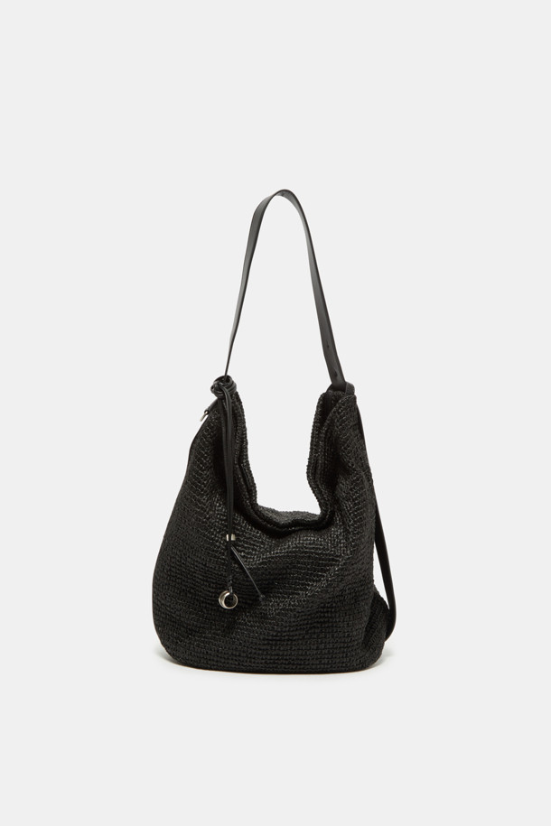 Haru Shoulder 24 Raffia (하루 숄더 24 라피아)는 여성 고객을 위한 미디엄 사이즈 숄더백입니다. 라피아와 합성가죽 소재로 제작되었으며, 실버 하드웨어 디테일이 돋보입니다. 무지 패턴에 사각 모양으로, 자연스러운 실루엣과 부드러운 촉감을 선사합니다. 아이패드 13인치 수납이 가능하며, 내부 포켓 1개, 분리형 참 장식, 슬림 스트랩, 2way 착용이 가능한 실용적인 디자인입니다. 여행, 휴가, 리조트룩에 어울리는 미니멀, 리조트, 클래식 스타일의 가방으로, 오염 방지 기능과 깔끔한 외관을 자랑합니다.
