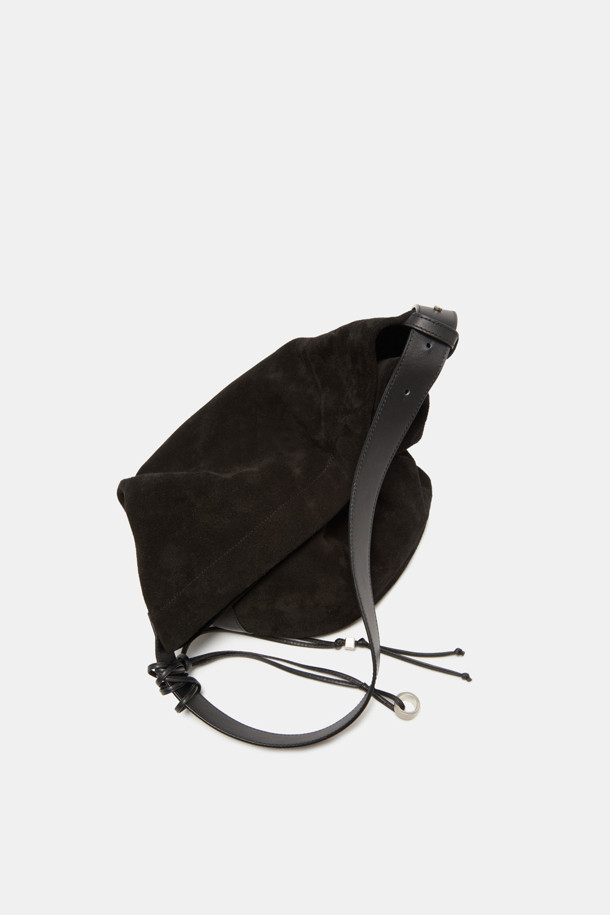 Haru Shoulder 24 Suede (하루 숄더 24 스웨이드)는 여성 및 남성 모두 착용 가능한 미디엄 사이즈의 숄더백입니다. 블랙과 브라운 두 가지 색상으로 출시되었으며, 스웨이드와 가죽 소재를 사용하여 고급스러운 느낌을 줍니다. 사각 쉐입에 마그네틱형 잠금 방식으로 편리하며, 13인치 아이패드 수납이 가능합니다. 숄더 및 슬림 스타일 2way로 연출할 수 있으며, 데일리 쇼핑룩에 어울리는 클래식, 미니멀, 시크 스타일의 가방입니다. 자연스러운 실루엣과 착용감으로 편안하게 사용할 수 있으며, 내부 포켓 1개와 디자인 참 장식이 포인트입니다.
