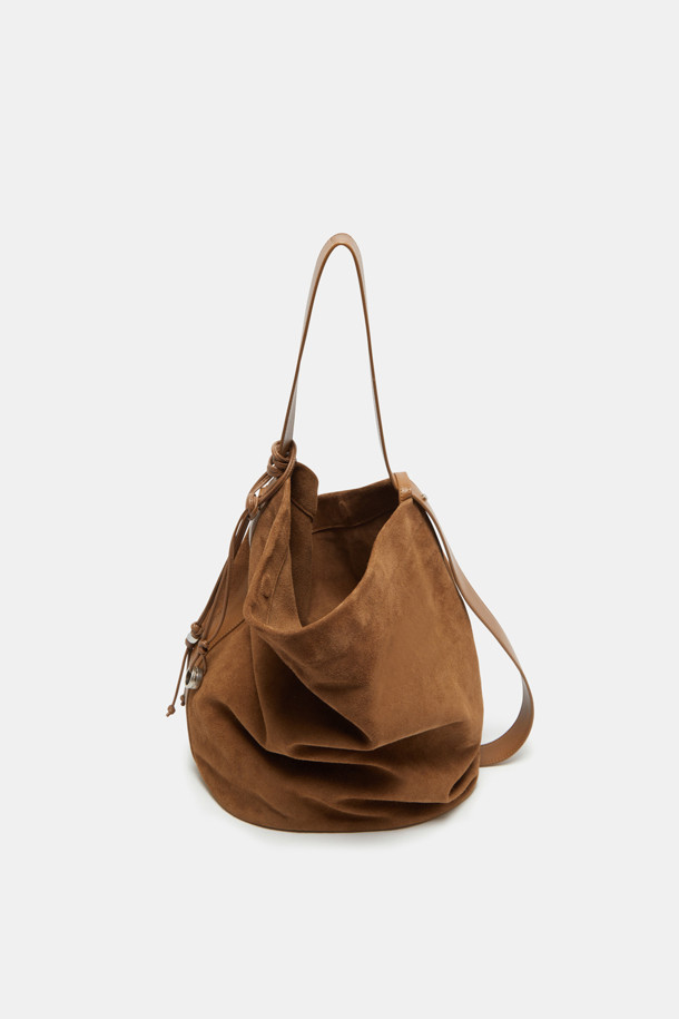 "Haru Shoulder 24 Suede(하루 숄더 24 스웨이드)"는 스웨이드와 가죽 소재의 조화가 돋보이는 미디엄 사이즈 숄더백입니다. 블랙과 브라운 두 가지 색상으로 출시되었으며, 은색 하드웨어 참 장식이 시크함을 더합니다. 탈부착 및 길이 조절 가능한 스트랩으로 2way 착용이 가능하며, 반원 형태의 디자인과 자연스러운 드레이핑 실루엣이 특징입니다. 

13인치 아이패드 수납이 가능하며, 내부에 포켓이 있어 실용성을 높였습니다. 깔끔한 외관과 마그네틱형 잠금 방식으로 데이트룩, 쇼핑룩 등 일상 용도로 폭넓게 활용할 수 있으며, 클래식, 미니멀, 시크 스타일을 연출하기에 좋습니다. 아이폰/아이패드/맥북 프로 수납이 가능하고, 사용할수록 자연스러운 에이징 효과를 느낄 수 있습니다.
