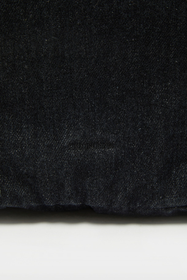 Mova 백팩 31 데님은 워시드 데님 블루 컬러의 미디엄 사이즈 백팩으로, 캐주얼과 빈티지 스타일을 연출합니다. 데님 소재에 사각 모양으로 디자인되었으며, 매듭과 지퍼 디테일이 돋보입니다. 13인치 디바이스 수납이 가능하며, 측면 및 내부 포켓, 등판 지퍼를 갖춰 수납력을 높였습니다. 조절 가능한 매듭 스트랩으로 편안하게 착용할 수 있으며, 동네 마실룩이나 여행룩에 잘 어울립니다.
